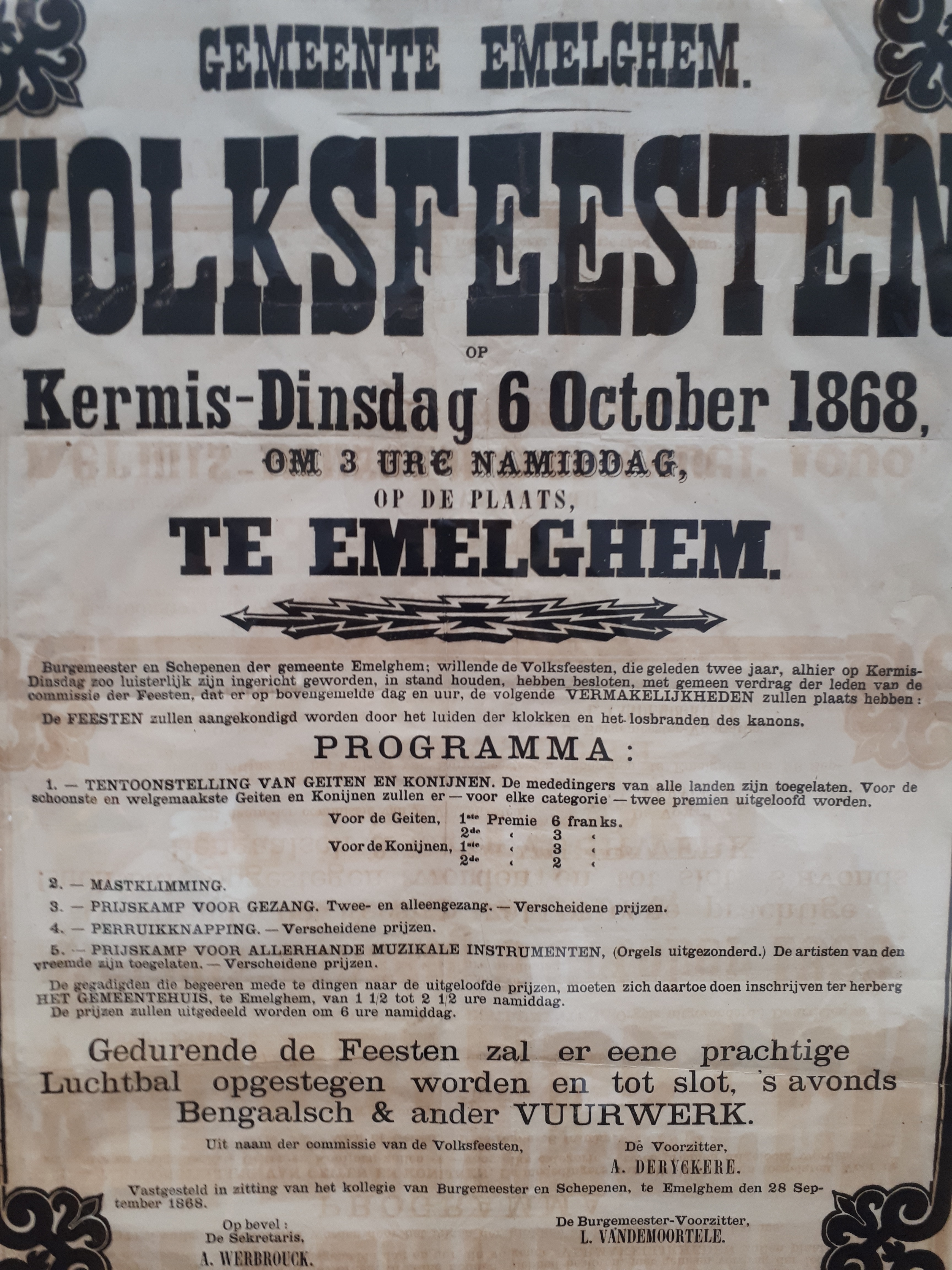 Foto: in het Izegemse stadsarchief bevinden zich ook heel wat historische affiches.