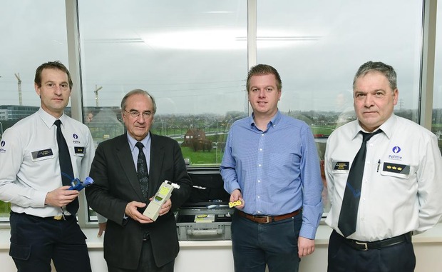 Carl Vyncke (PZ Riho), Roeselaars burgemeester Luc Maertens, burgemeester Bert Maertens van Izegem en commissaris Curd Neyrinck (PZ Riho) zijn tevreden over de verkeerscijfers van 2015. © STEFAAN BEEL Carl Vyncke (PZ Riho), Roeselaars burgemeester Luc Maertens, burgemeester Bert Maertens van Izegem en commissaris Curd Neyrinck (PZ Riho) zijn tevreden over de verkeerscijfers van 2015. © STEFAAN BEEL