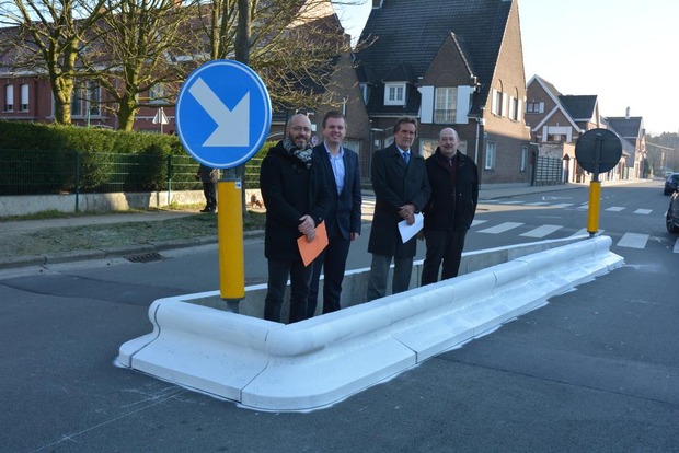 Schepen van Openbare Werken Kurt Grymonprez (SP.A), burgemeester Bert Maertens (N-VA), directeur van Atheneum Bellevue Dirk Mestdagh en Marc Vanlerberghe (SP.A). © CLY Schepen van Openbare Werken Kurt Grymonprez (SP.A), burgemeester Bert Maertens (N-VA), directeur van Atheneum Bellevue Dirk Mestdagh en Marc Vanlerberghe (SP.A). © CLY