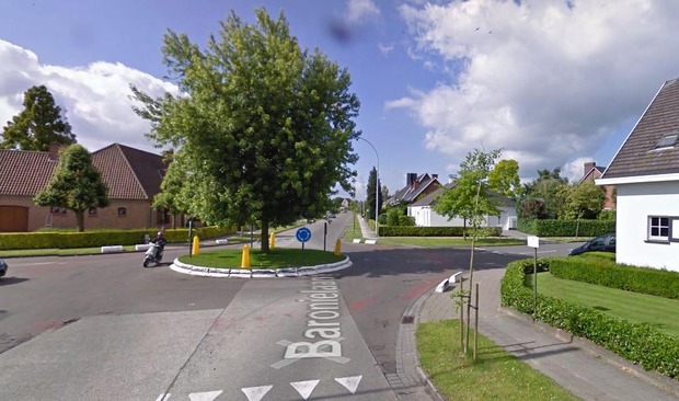 Onder andere aan de rotonde van de Baronielaan met de Rode Poortstraat komt er een nieuw zebrapad. © Streetview