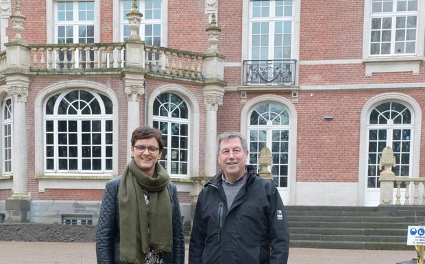 Schepen Caroline Maertens en conciërge Patrick Vandevoorde aan kasteel Wallemote. © Frank Meurisse Schepen Caroline Maertens en conciërge Patrick Vandevoorde aan kasteel Wallemote. © Frank Meurisse