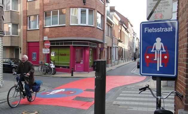 “Invoeren van fietsstraat is meer dan een bord en wegmarkeringen aanbrengen” “Invoeren van fietsstraat is meer dan een bord en wegmarkeringen aanbrengen”