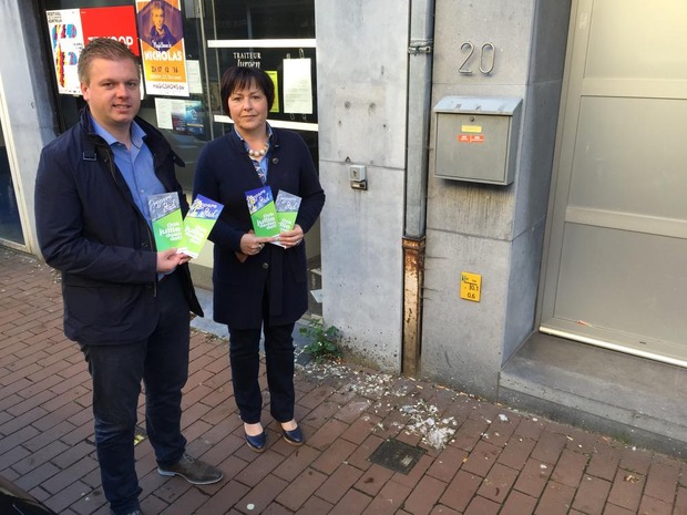 Burgemeester Bert Maertens (N-VA) en milieuschepen Nadia Staes (SP.A) willen met Proper Izegem de stad netter maken. © Frank Meurisse