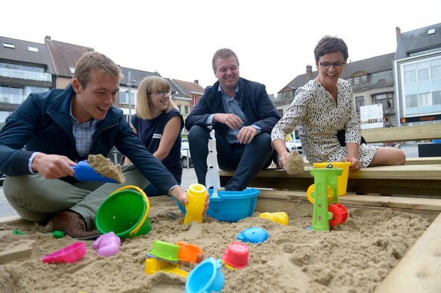 Lothar Feys, Liesbeth Theunynck, Bert Maertens en Caroline Maertens testen alvast de zandbak. © Frank Meurisse