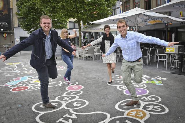 Burgemeester Bert Maertens, Liesbeth Theunynck van de Jeugddienst en schepenen Caroline Maertens en Lothar Feys testen het hinkelspel al eens uit. - Foto Couvreur