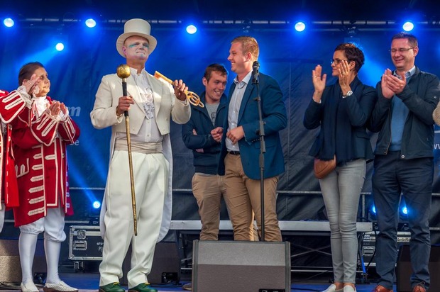 Burgemeester Bert Maertens overhandigt plechtig de sleutel van het gemeentehuis van Izegem. © WC