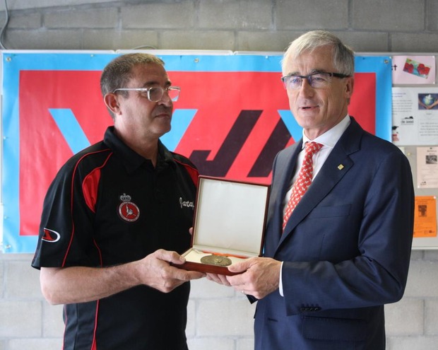 Bourgeois neemt het peterschap van de Izegemse judovereniging op zich. © WDV Bourgeois neemt het peterschap van de Izegemse judovereniging op zich. © WDV