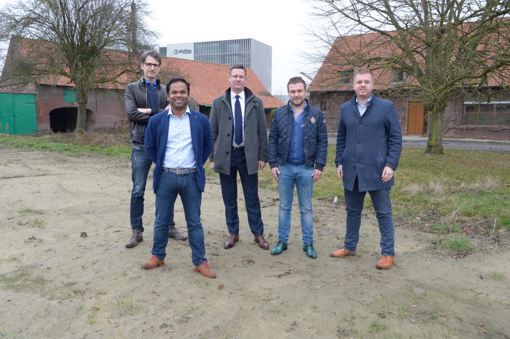 (V.l.n.r.) Bert Vandenberghe (Skyline Communications), Emmanuel Bekaert (Pulobar), schepen Kurt Himpe, Frederik Stragier (Pulobar) en burgemeester Bert Maertens zijn klaar voor een zomer Pulobar in Izegem. © Frank Meurisse (V.l.n.r.) Bert Vandenberghe (Skyline Communications), Emmanuel Bekaert (Pulobar), schepen Kurt Himpe, Frederik Stragier (Pulobar) en burgemeester Bert Maertens zijn klaar voor een zomer Pulobar in Izegem. © Frank Meurisse