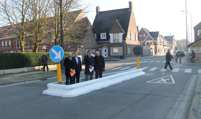 Schepen Kurt Grymonprez (sp.a), burgemeester Bert Maertens (N-VA), schooldirecteur Dirk Mestdagh en Marc Vanlerberghe (sp.a) aan de nieuwe middengeleider, waar amper een uur later een ongeval gebeurde. - Foto VDI Schepen Kurt Grymonprez (sp.a), burgemeester Bert Maertens (N-VA), schooldirecteur Dirk Mestdagh en Marc Vanlerberghe (sp.a) aan de nieuwe middengeleider, waar amper een uur later een ongeval gebeurde. - Foto VDI