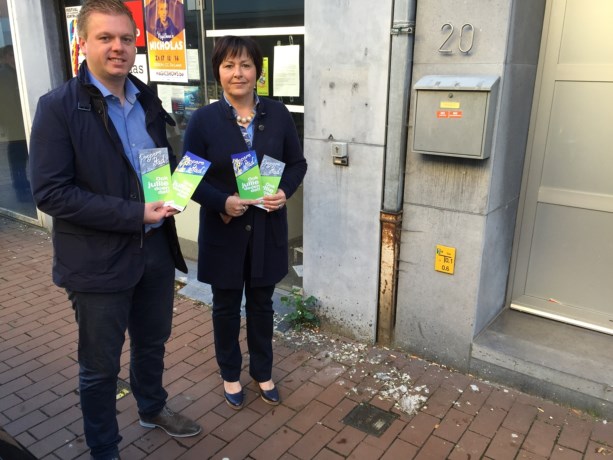 Burgemeester Bert Maertens en schepen van Milieu Nadia Staes bij een woning waar een folder op de bus ging. Foto: Fmr Burgemeester Bert Maertens en schepen van Milieu Nadia Staes bij een woning waar een folder op de bus ging. Foto: Fmr