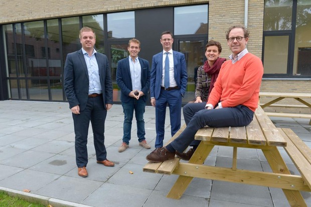 De N-VA-ploeg binnen het Izegemse schepencollege wordt uitgebreid. V.l.n.r. Bert Maertens, Lothar Feys, Kurt Himpe, Caroline Maertens en Tom Verbeke. © Frank Meurisse