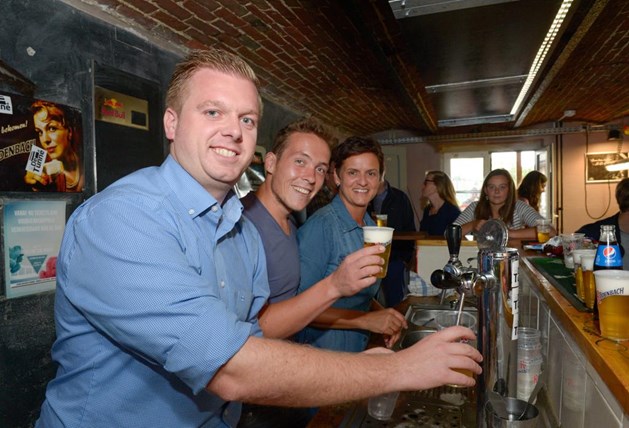 De burgemeester kreeg hulp van schepen achter de tapkast. Foto: fmr