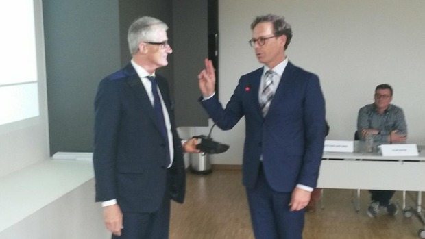 Gemeenteraadsvoorzitter Geert Bourgeois en nieuwbakken schepen Tom Verbeke. © PVH