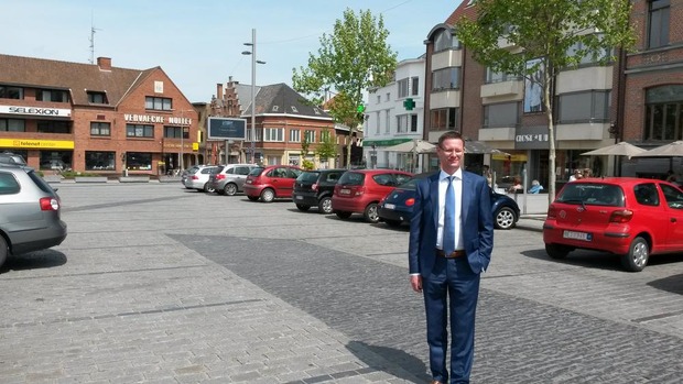 Mobiliteitsschepen Kurt Himpe (N-VA) op de betalende parking op de Grote Markt. © PVH
