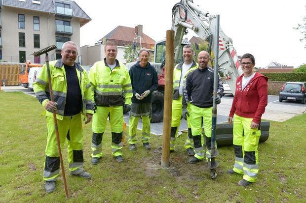 Burgemeester Bert Maertens, stadssecretaris Anton Jacobus, schepen Kurt Grymonprez en clusterverantwoordelijke Els Manhaeve bij hun twee tijdelijke collega's van de technische en groendienst. © Frank Meurisse