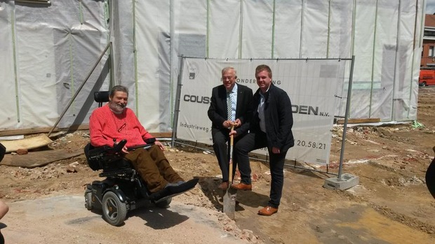 Eddy Denayer van vzw ADI Icarus, Daniël Vanpoucke van De Mandel en burgemeester Bert Maertens gaven samen de eerste spadesteek. © PVH