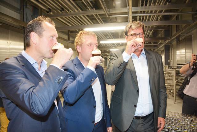 Burgemeesters Kurt Windels van Ingelmunster (links) en Bert Maertens van Izegem mogen samen met brouwer Xavier Van Honsebrouck het eerste biertje proeven. - Jos Bogaerts