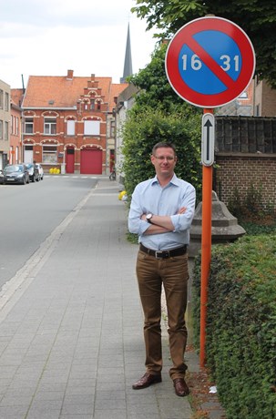 zegemse schepen van Mobiliteit Kurt Himpe bij een verkeersbord voor beurtelings parkeren in de Heilig-Hartstraat. Foto: sdi