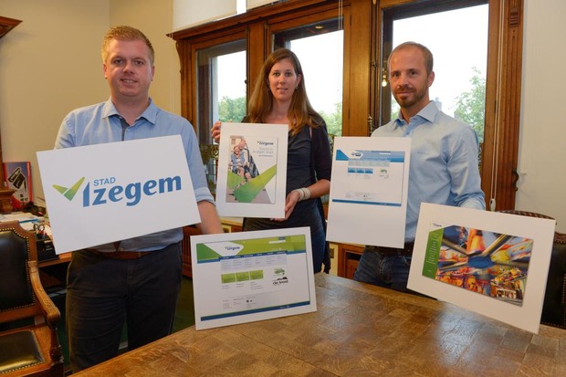 (V.l.n.r.) burgemeester Bert Maertens, Maaike Behaegel en Stijn Werbrouck presenteren de nieuwe huisstijl. © Frank Meurisse