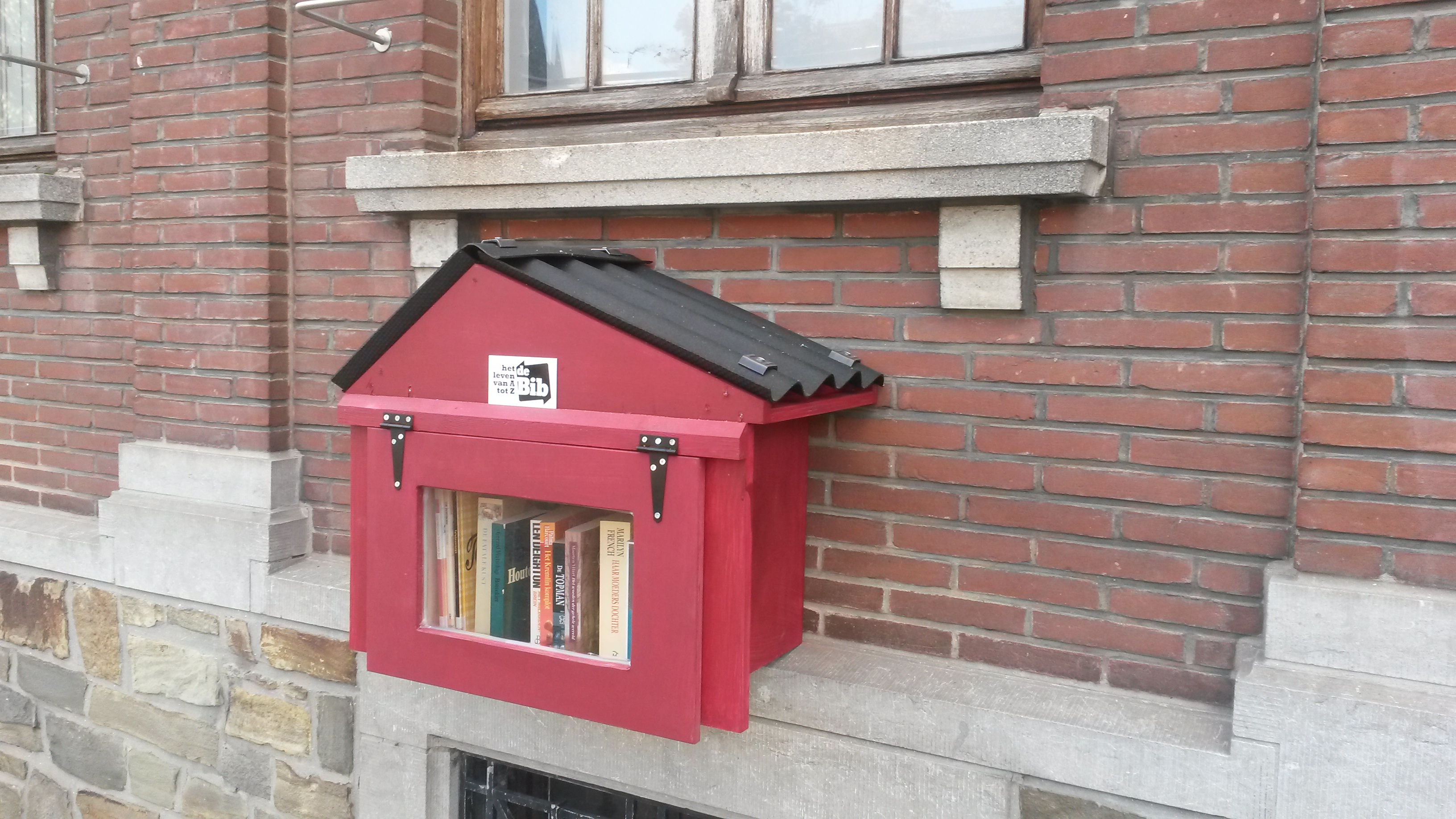 Boekenruilkastjes niet voor bibliotheekboeken (boekenruilkastje aan het oud gemeentehuis van Emelgem)