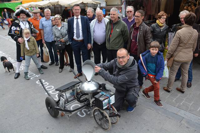 Het apparaat van zandkunstenaar Gijs van Bon laat letters achter op de weg. - Foto Jos Bogaerts