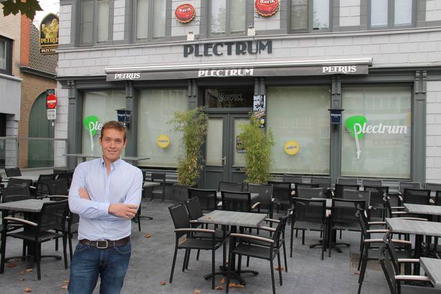 Lothar Feys voor zijn café Plectrum, dat hij wil overlaten om zich op zijn schepenambt te concentreren. - Foto VDI