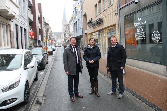 Economieschepen Kurt Himpe, projectleider lokale economie Alice Traen en burgemeester Bert Maertens in de Marktstraat, die in 2016 een herinrichting krijgt. - Foto VDI