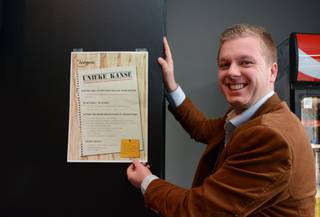 Burgemeester Bert Maertens hangt de affiches op. - Jos Bogaerts