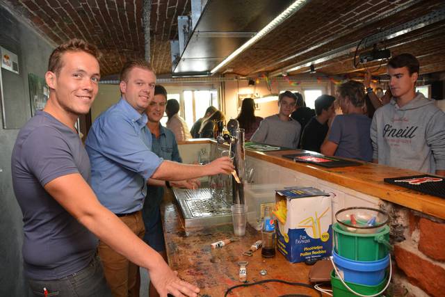 Schepenen Lothar Feys en Caroline Maertens en burgemeester Bert Maertens tappen pinten in jeugdhuis De Tunne. - Foto JBOR