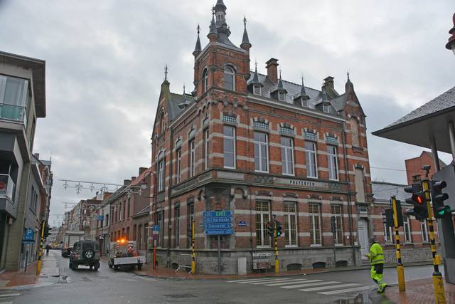Het historische postgebouw op de hoek van de Baron de Pélichystraat dateert van 1897. - Jos Bogaerts