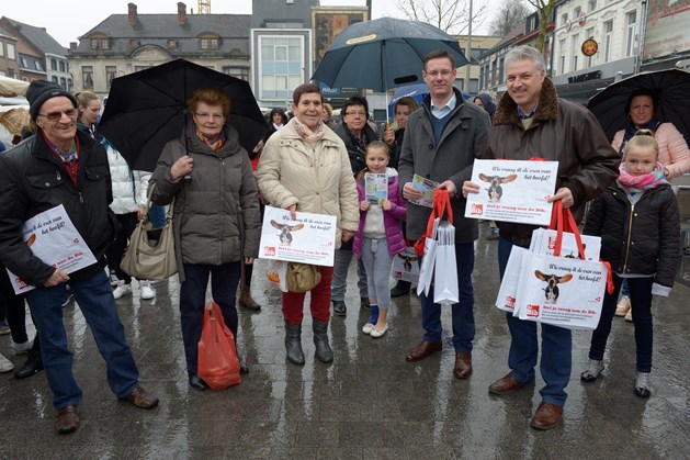 Tijdens de zaterdagmarkt werden bibtassen uitgedeeld aan de marktbezoekers. Foto: Frank Meurisse