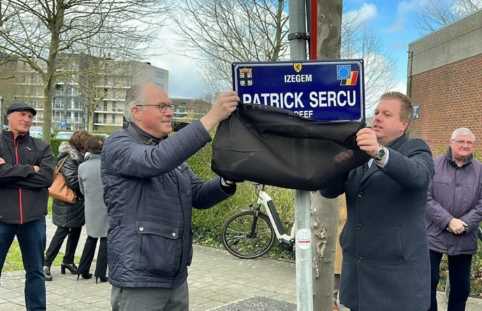 burgemeester Bert Maertens onthult samen met zoon Christophe Sercu de naam van de Patrick Sercudreef