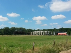 Foto: volgens het planvoorstel zou op deze plaats een nieuw verbindingsweg aangelegd worden voor de bevoorrading van de cafetaria