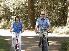 Christel van Dijck en Geert Bourgeois fietsten naar Kasteel Wallemote. (Foto FietsTelweek en Fietsberaad)