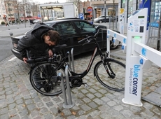 In Kortrijk zijn laadpalen al ingeburgerd. Straks zijn ze ook in het Izegemse straatbeeld te zien. © Foto BWB