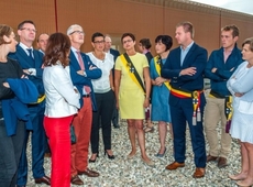 Geert Bourgeois laat zich rondleiden door het Izegemse stadsbestuur. © Wim Claerhout