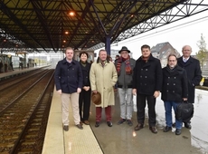 In het station van Roeselare, waar heel recent ook het uitwijkspoor 3 werd ingekort : vlnr. Bert Maertens, Sabien Battheu, Stefaan Sintobin, Bart Caron, Roel Deseyn, Peter Roose en voorzitter Frans Larridon van Spoorslag. © STEFAAN BEEL