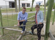 Jeugdschepen Lothar Feys met speelpleinverantwoordelijke Liesbeth Theunynck. © FM