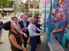 Het schepencollege opende de kermis met een gokje. Foto: fmr Vorige afbeelding 1 / 2 Volgende afbeelding