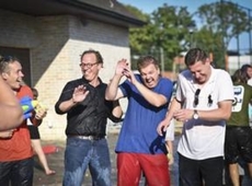 De burgemeester en schepenen werden 'onder water' genomen met waterpistolen ... - Joke Couvreur