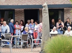 Enkele bewoners van rusthuis De Plataan en hun familieleden trokken naar buiten om het onverwachte spektakel te volgen. - Hans Verbeke