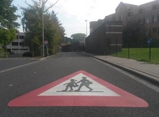 In de Kasteelstraat is er nu ter hoogte van Prizma Campus Middenschool een extra wegmarkering. - VDI