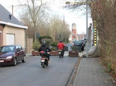 De voorlopige 'knip' met bloembakken in de Krekelstraat verdwijnt. - Foto VDI