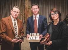 Eddy Stragier (Vrienden van de Izegemse Musea), schepen van Cultuur Kurt Himpe en museumconservator Hilde Colpaert met enkele pronkstukken. - Foto Couvreur