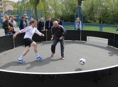Jeugdschepen Lothar Feys en sportschepen Kurt Grymonprez spelen een wedstrijdje pannavoetbal tegen elkaar. - Foto VDI