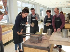 De Izegemse schepenen Kurt Himpe en Caroline Maertens (beiden N-VA) maakten samen met de Lendeleedse CD&V-burgemeester Carine Dewaele en CD&V-schepenen Rudy Rommens en Jan Viaene de eerste beeldjes. - Foto VDI