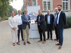 © Foto VDI De bestuursleden van Rotary overhandigen alvast symbolisch een eerste defibrillator aan burgemeester Bert Maertens.