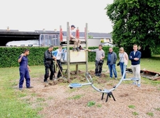 Jeugdschepen Lothar Feys en Liesbeth Theunynck van de jeugddienst kijken toe hoe de jongeren een kapot hutje slopen. - Foto VDI