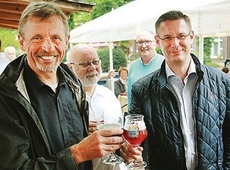 Anstoßen mit belgischen Spezialitäten: Bürgermeister Arno Schilling und der stellvertretende Bürgermeister der Partnergemeinde Izegem, Kurt Himpe. Bild: Christian Korte