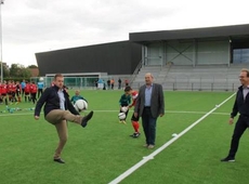 Ook de burgemeester en schepenen trapten een balletje op het veld. - Foto VDI